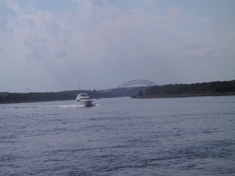 060823capecodcanal29pleasureboat.jpg