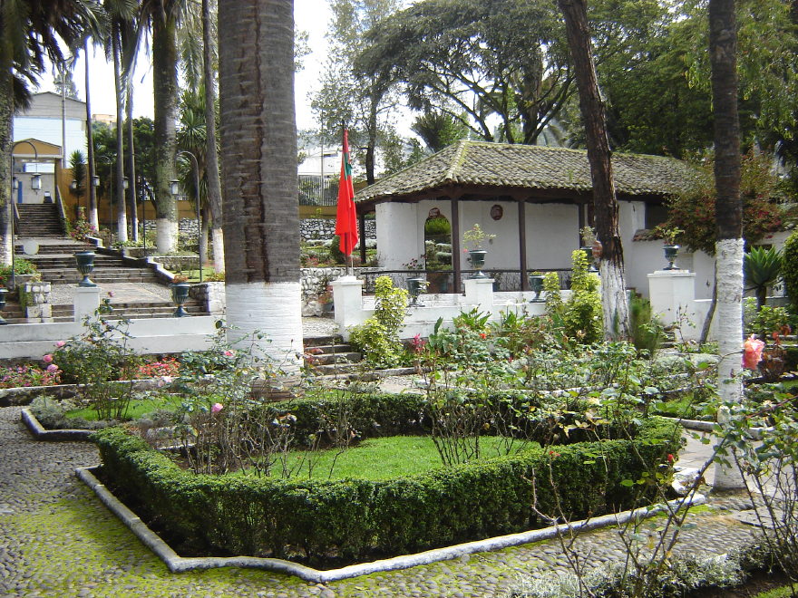 Click on image to return to index 04quintameraambato.jpg