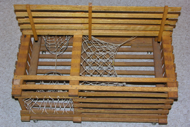 070129jre_lobsterpottable03.jpg