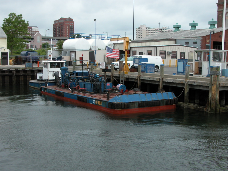 0406tugboatbarge24.jpg
