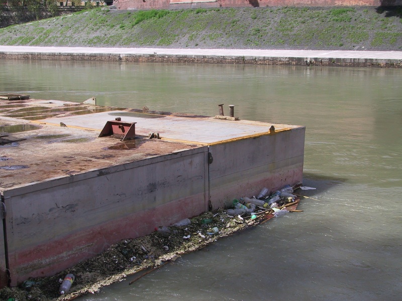 Click on image to return to index tiberriverpollution04.jpg
