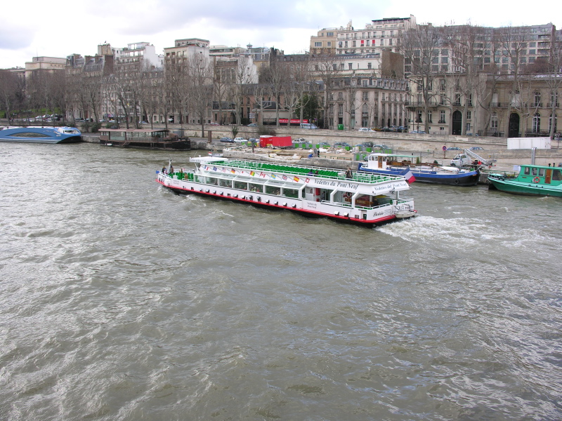 p0501tourboats14.jpg