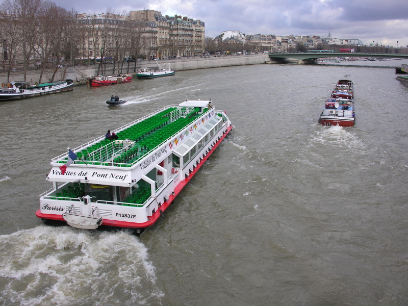 p0501tourboats16.jpg