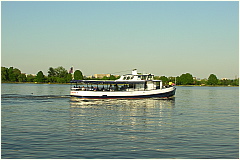 w0604tourboats12.JPG