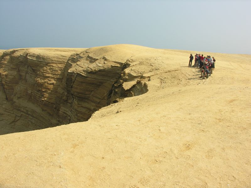 Click on image to return to index 06paracasdesert.jpg