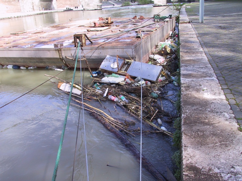 tiberriverpollution07.jpg