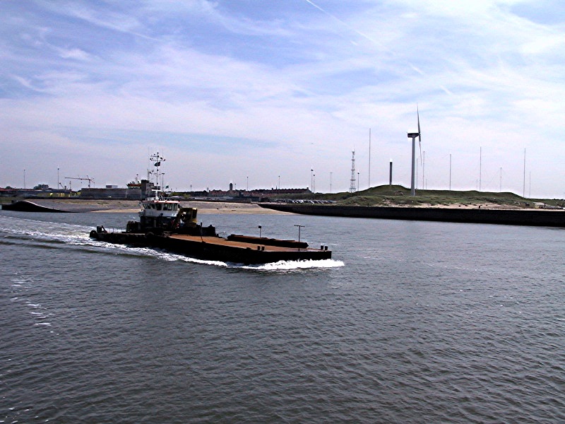 Click on image to return to index 0106tugboatbarge02.jpg